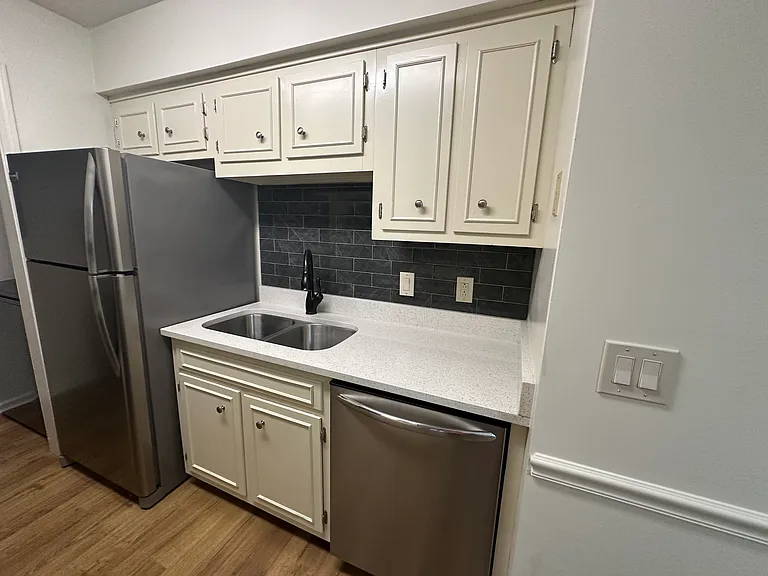 2905 Burch Ave #8 — Photo 24