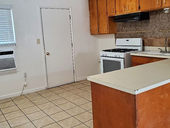 4th image of 227 Clifford Ave #227