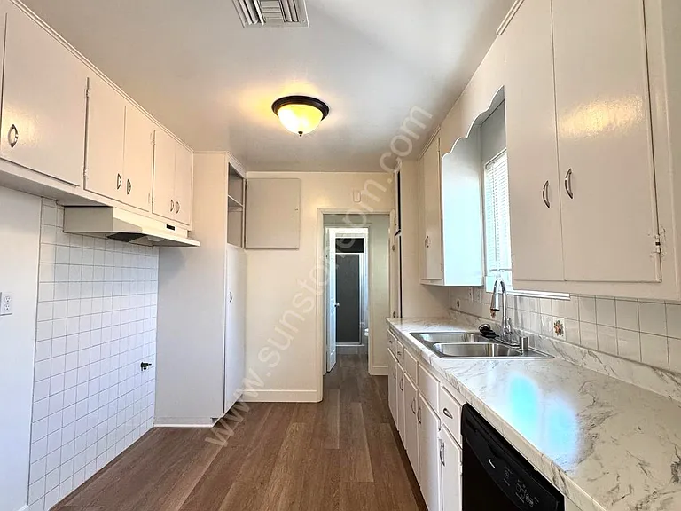 2422 Mariposa St — Photo 18