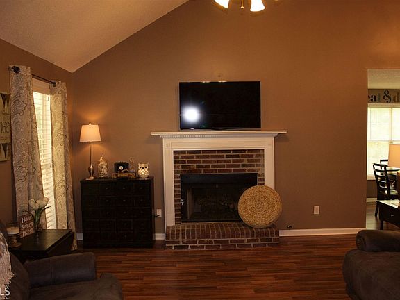 5th image of 395 River Point Dr