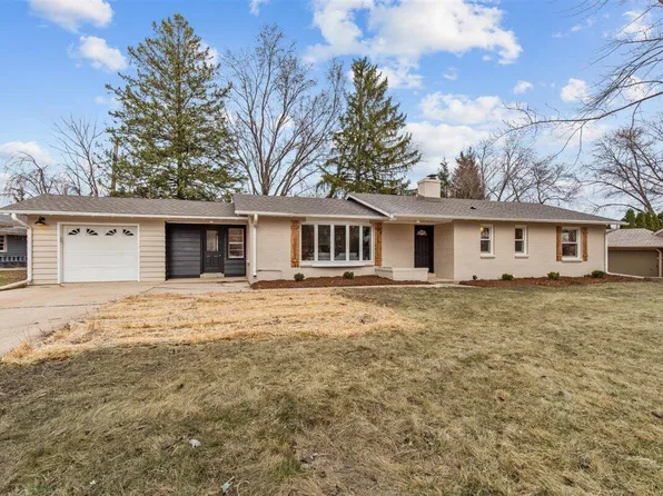 232 East Alta Loma CIRCLE, Thiensville, WI 53092