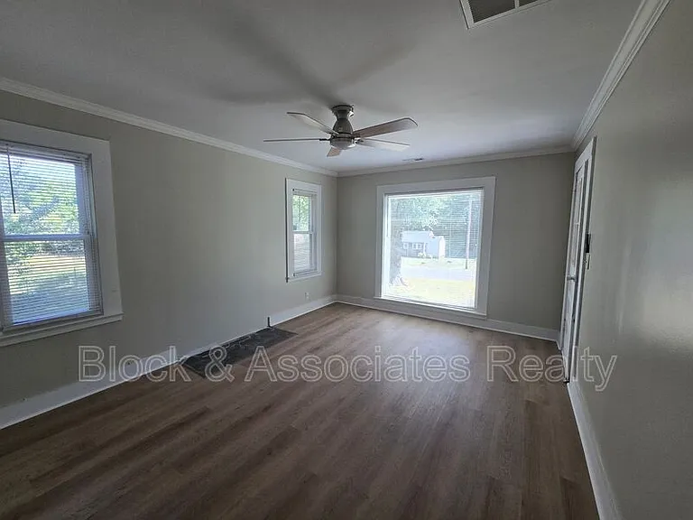 330 Stratford Rd — Photo 2