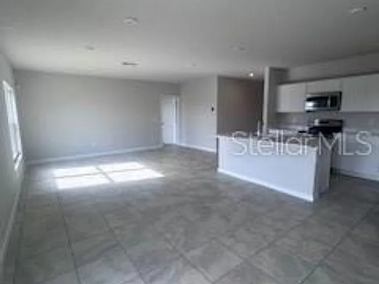 1105 Lexington Ln — Photo 3