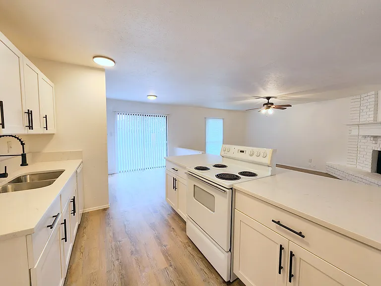 5541 Ragan Dr — Photo 6