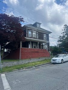 1352 Bay St, Fall River, MA, 02724