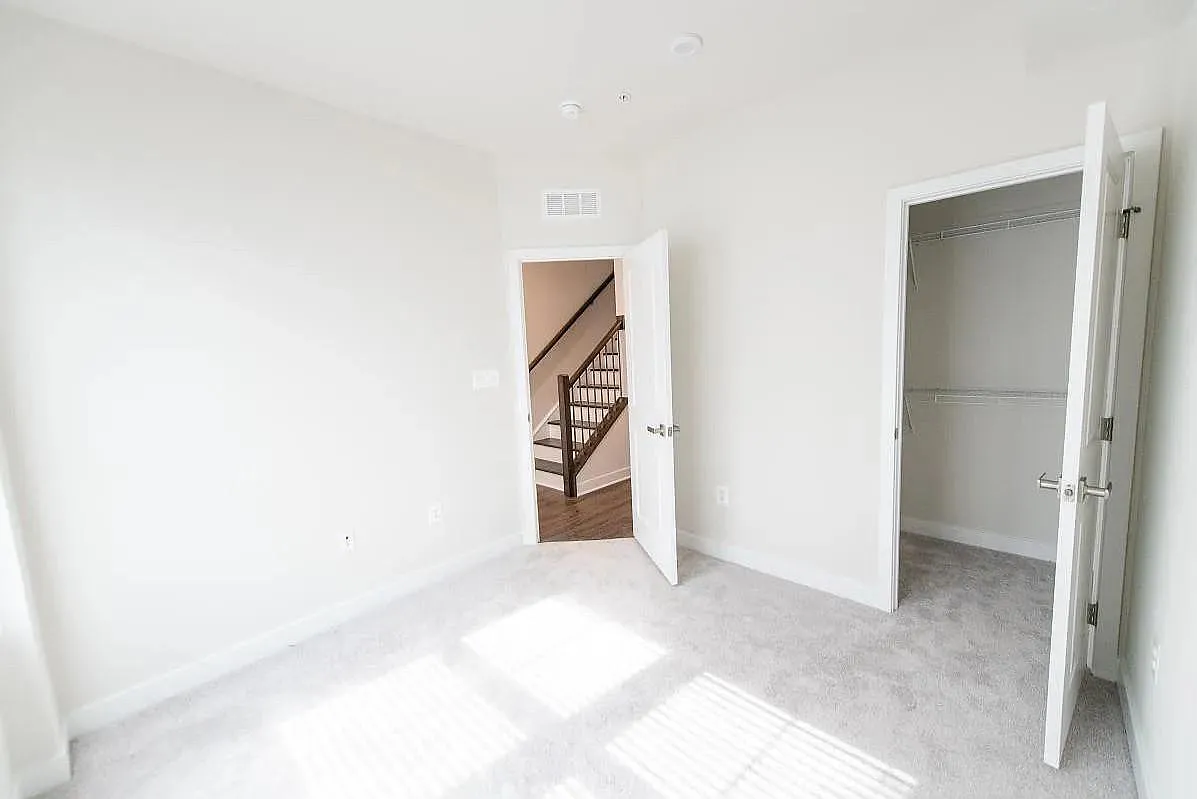 3 bed, 3.5 bath, 1952 sqft, $2,950 — Photo 3