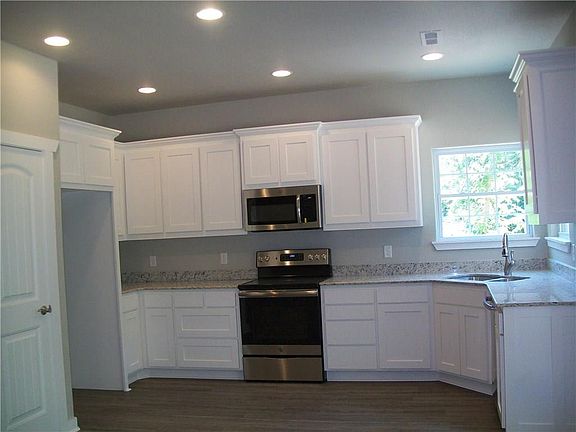5th image of 4 Ventnor Cir
