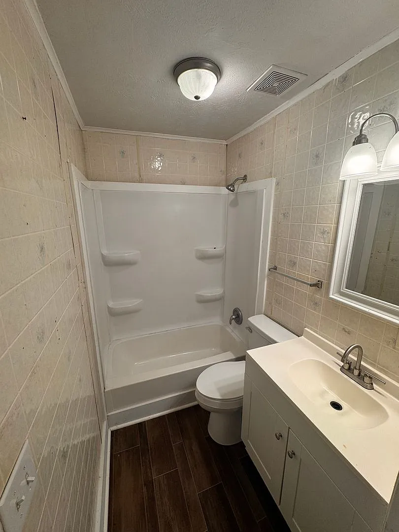 210/212 1st Ave — Photo 3