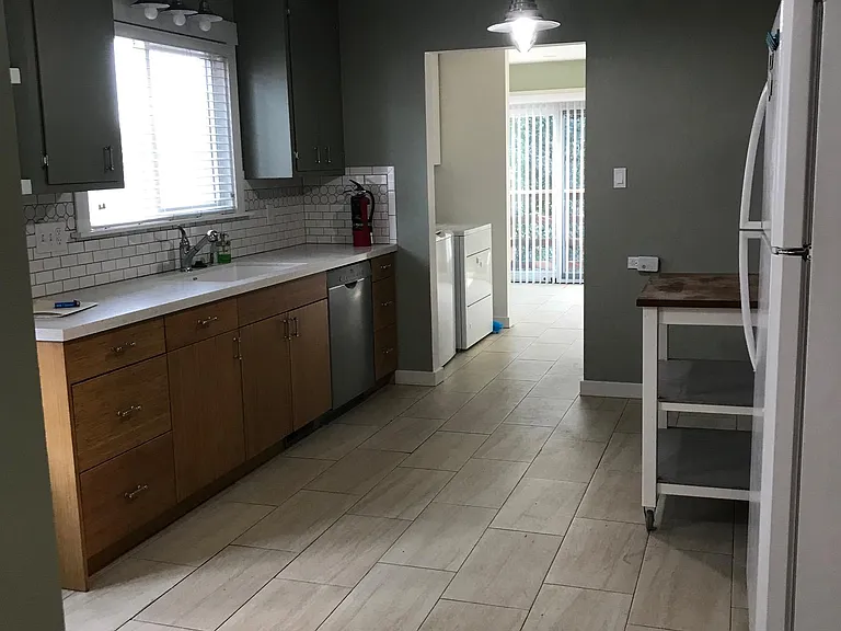 615 E 22nd St — Photo 5