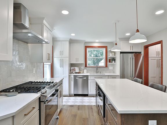 4th image of 2767 Kensington Pl E