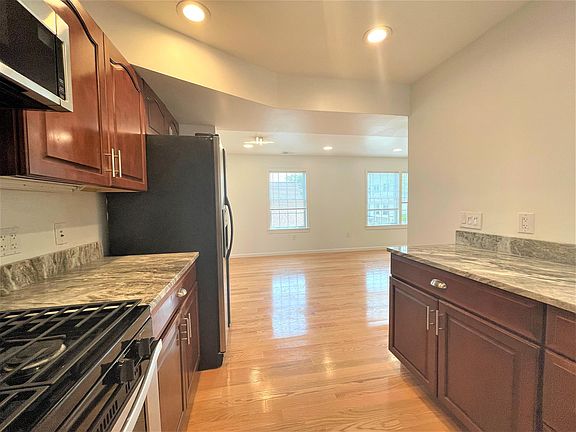 4th image of 28 Lambert St Unit 2