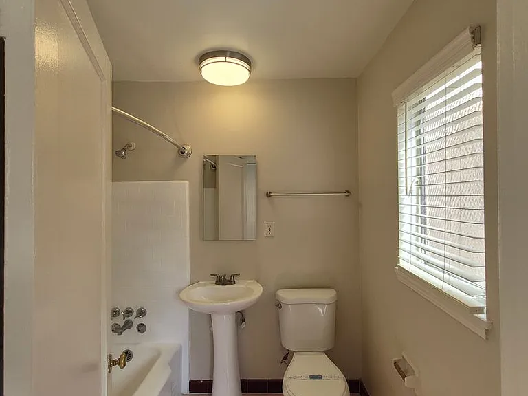 Fort Sutter Manor, Classic Midtown Living! — Photo 41
