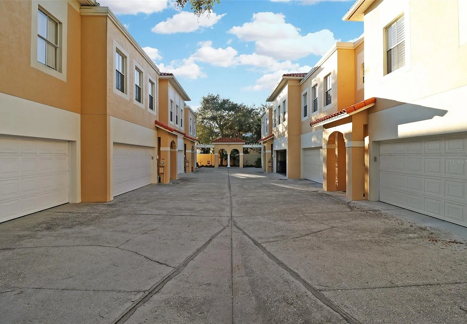 3 bed, 2.5 bath, 1521 sqft, $4,000 — Photo 2