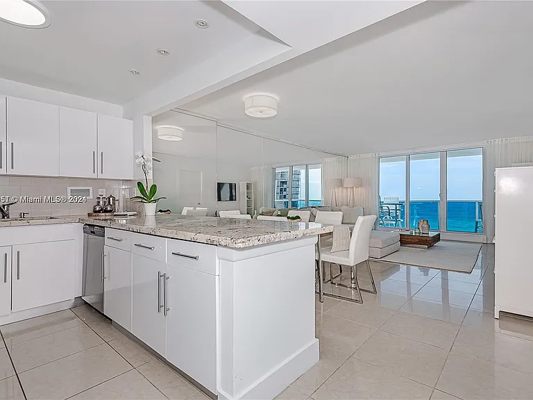 2301 Collins Ave #938 — Photo 16