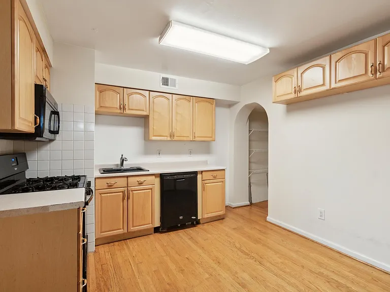 147 Conarroe St — Photo 5