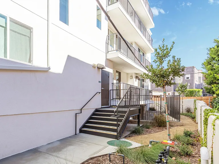 5210 W Olympic Blvd #201 — Photo 17