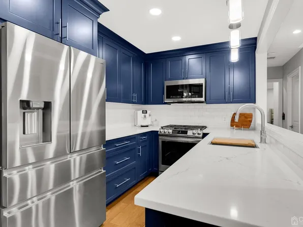 1111 Harbour Club Dr, Parlin, NJ 08859