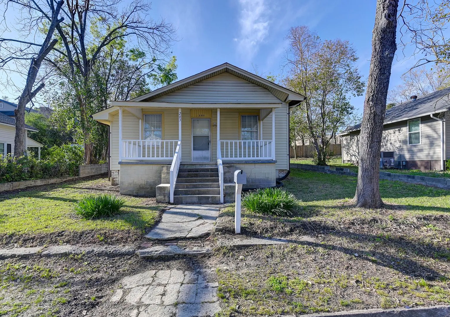 Beautiful historic home for rent in The Avenues of West Columbia! — Photo 1