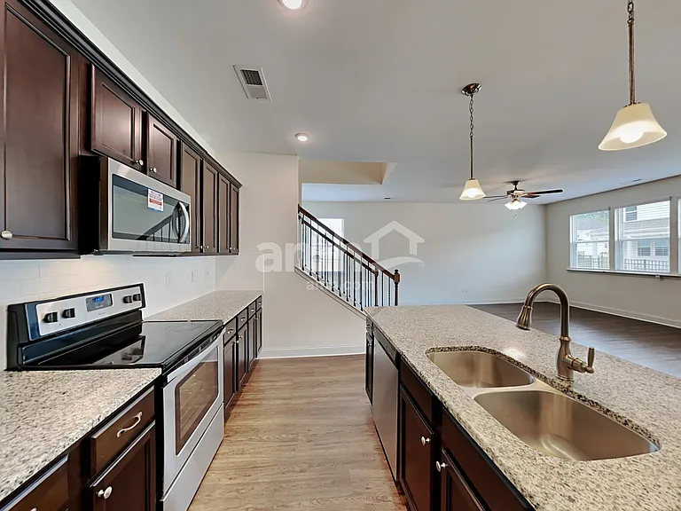 155 Gregory Dr — Photo 4