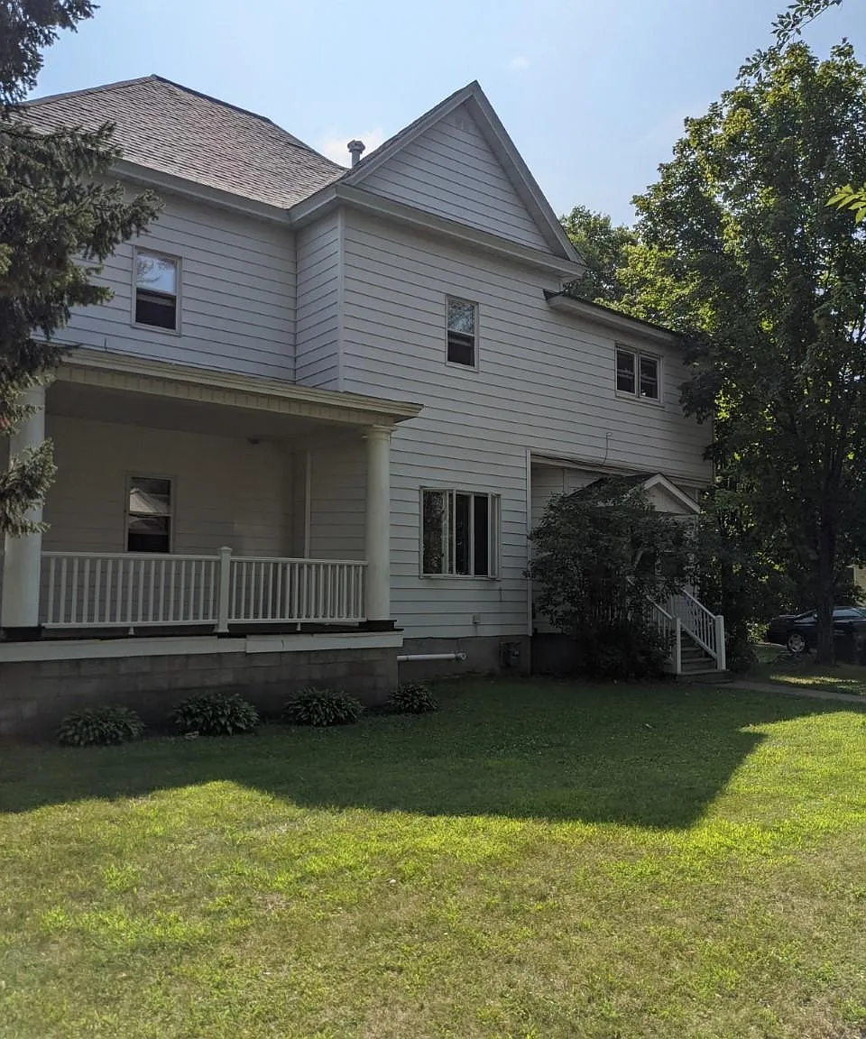8 bed, 3329 sqft, $1,450 — Photo 3