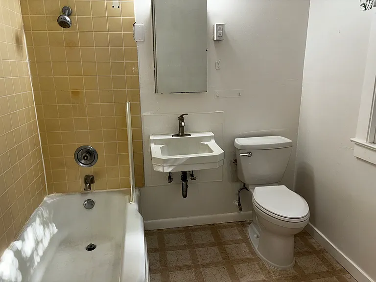 125 Bruning Ave #C — Photo 9