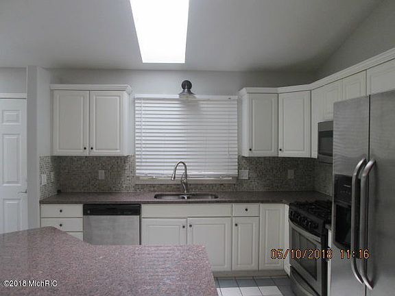 4th image of 3221 Lake Dr SE