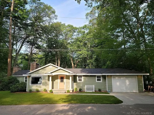 1420 Moody St, Whitehall, MI 49461