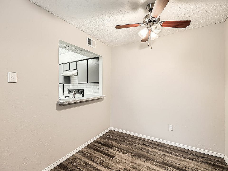 500 E Loop 820 709 - Web Quality - 003 - 04 Dining Room
