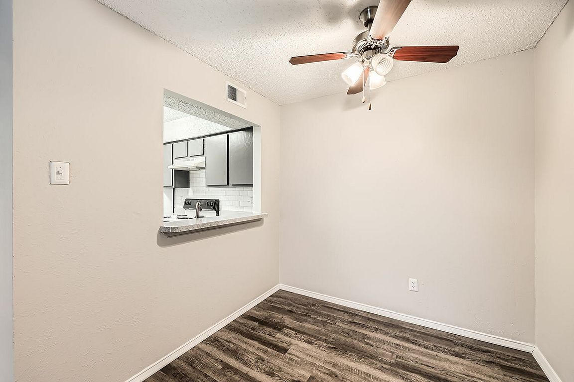 500 E Loop 820 709 - Web Quality - 003 - 04 Dining Room