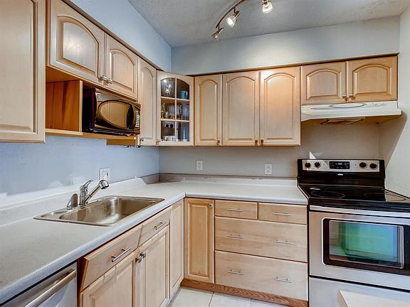 Kitchen has plenty of cabinet space!