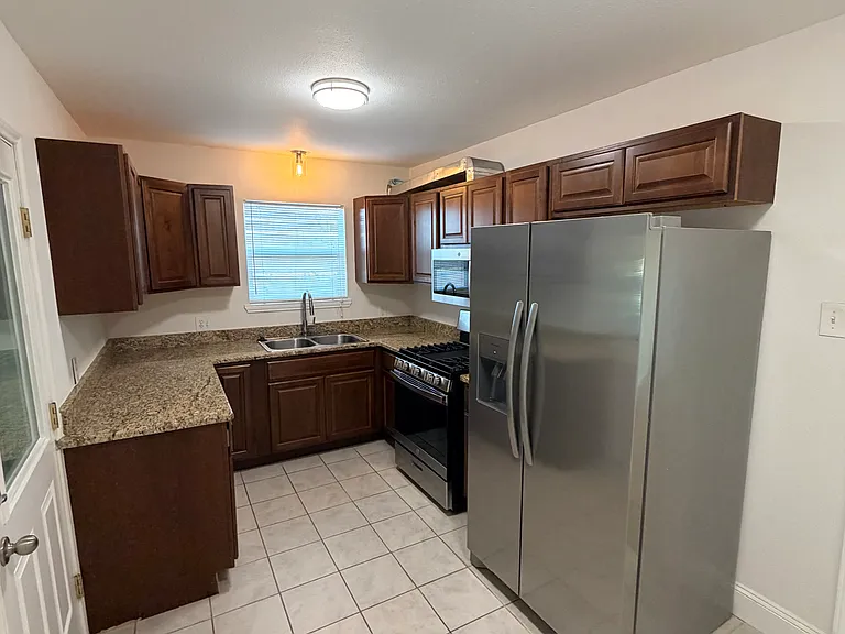308 W Norwood Ct — Photo 6