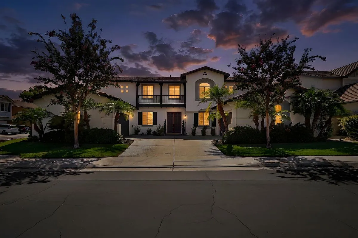 5 bed, 4.5 bath, 4312 sqft, $5,495 — Photo 2