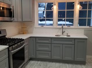 4 Locke St APT 1, Andover, MA 01810