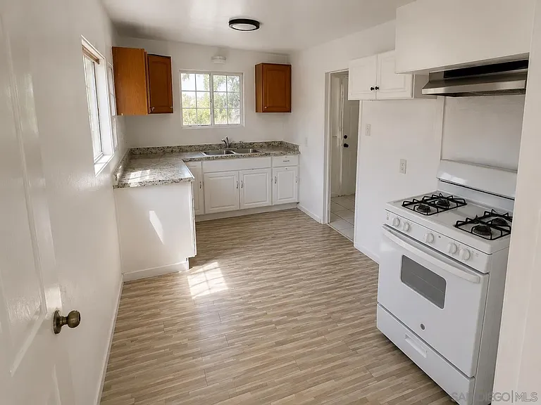 950 E Washington Ave — Photo 5