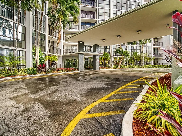 800 Parkview Dr #901 — Photo 55