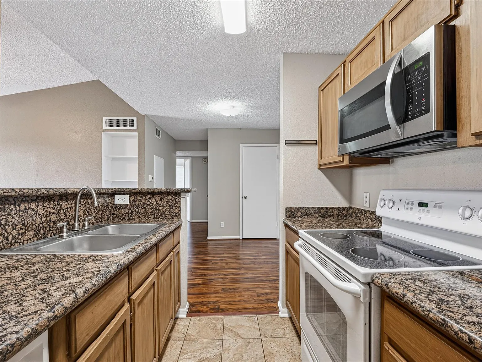 2 bed, 1.0 bath, 844 sqft, $1,295 — Photo 4
