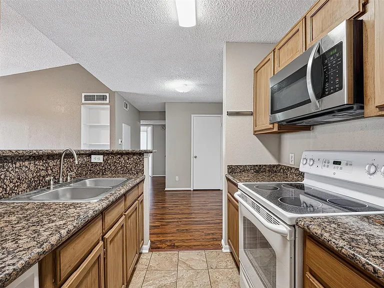 2121 Hepburn St #1112 — Photo 8