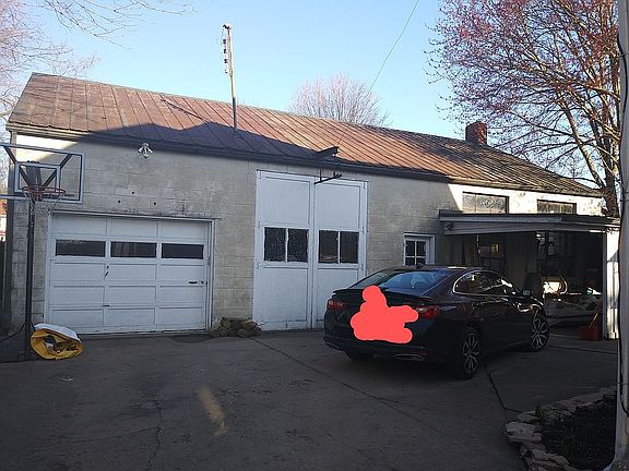 2nd image of 122 N Walnut St