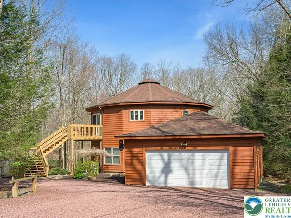 8 Bear Ln, Jim Thorpe, PA 18229