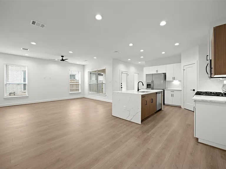 2711 Sunrise Breeze Dr — Photo 12