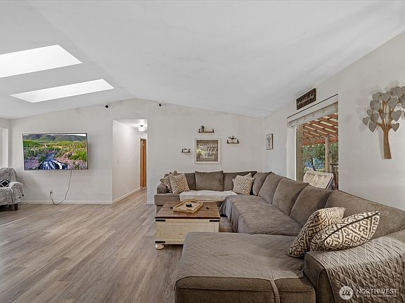 4th image of 42629 May Creek Road