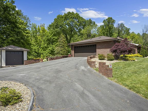 4th image of 890 Edgewood Ln