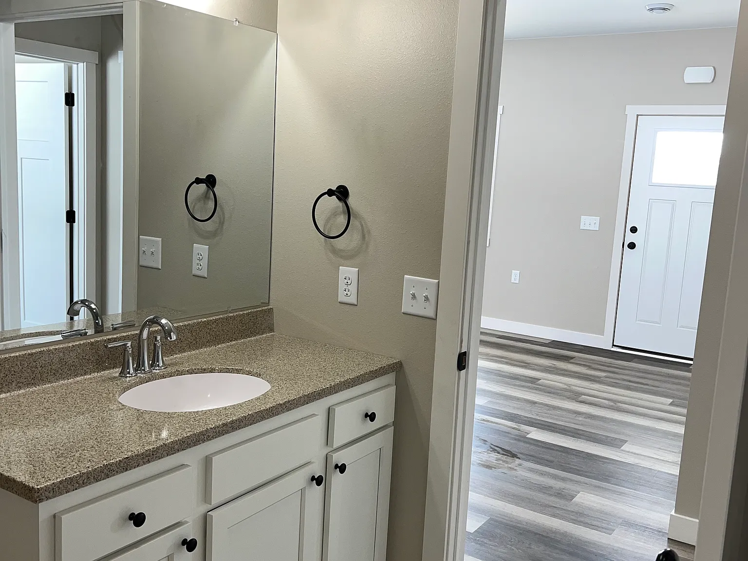 2 bed, 985 sqft, $1,350 — Photo 4