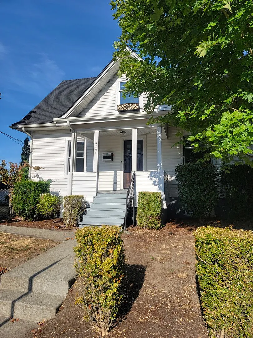 Charming Craftsman In Lincoln District — Photo 1