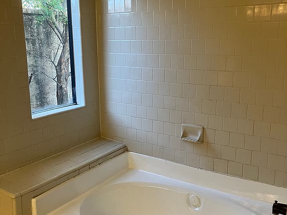 5th image of 7415 Fountaincrest Dr