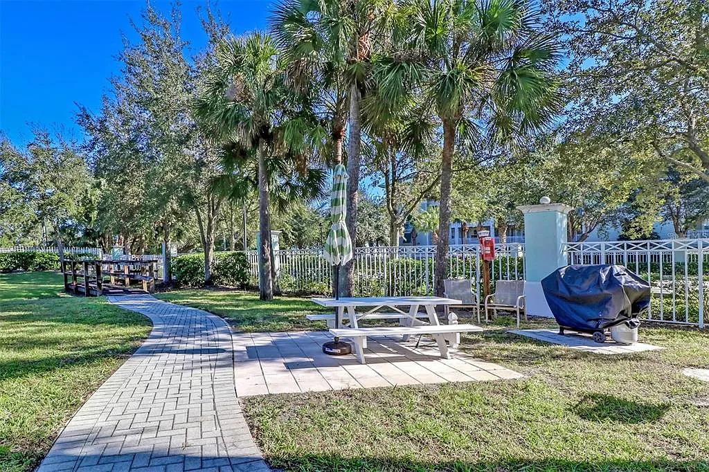 3 bed, 2.5 bath, 1759 sqft, $2,600 — Photo 2