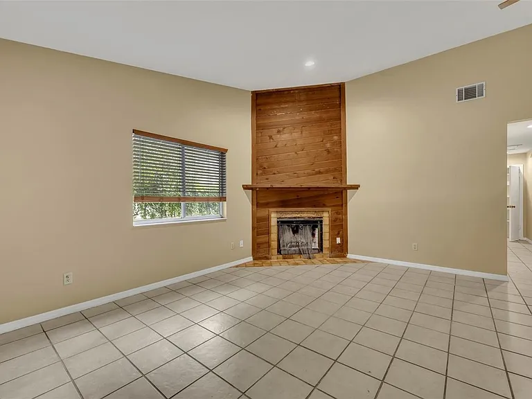 932 Robinhood Ct — Photo 3
