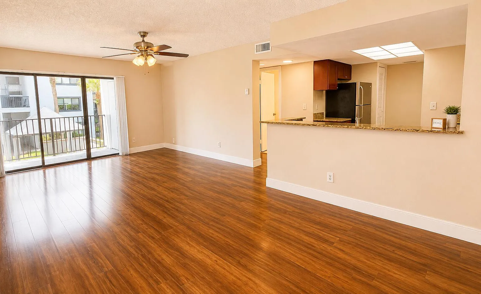 2 bed, 2.0 bath, 986 sqft, $2,000 — Photo 2