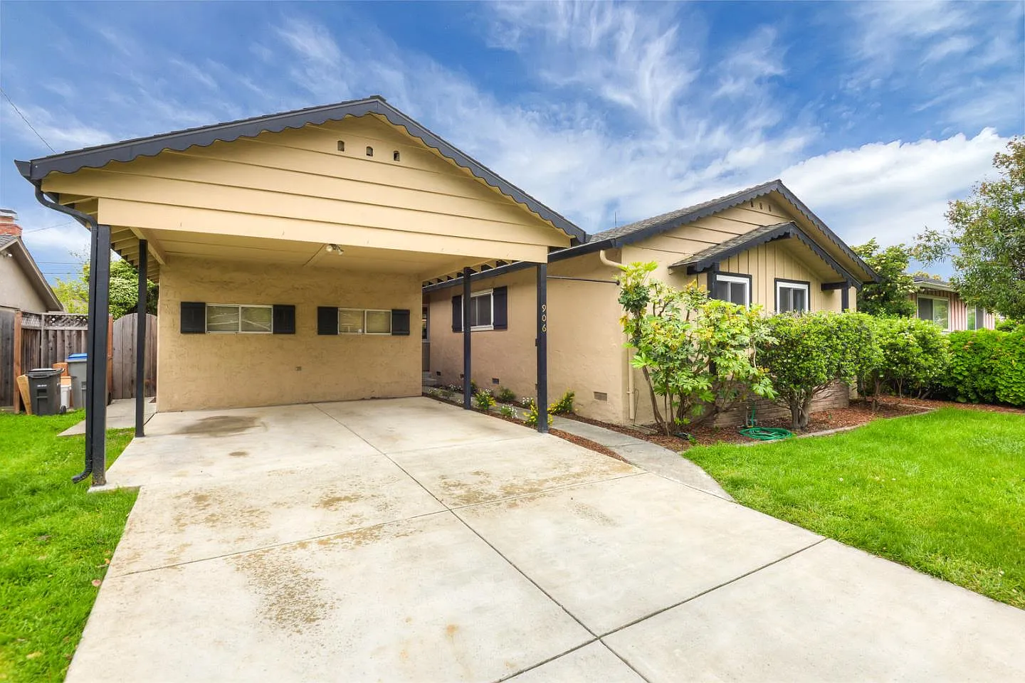 906 Hummingbird Dr photo 1