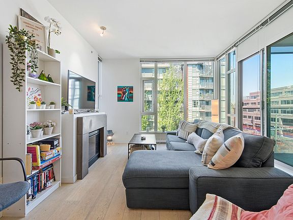 3rd image of 2528 Maple St #403